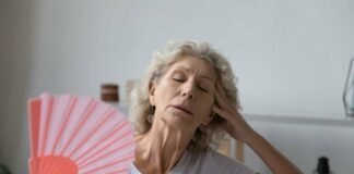 donna che sente caldo e si soffia con il ventaglio