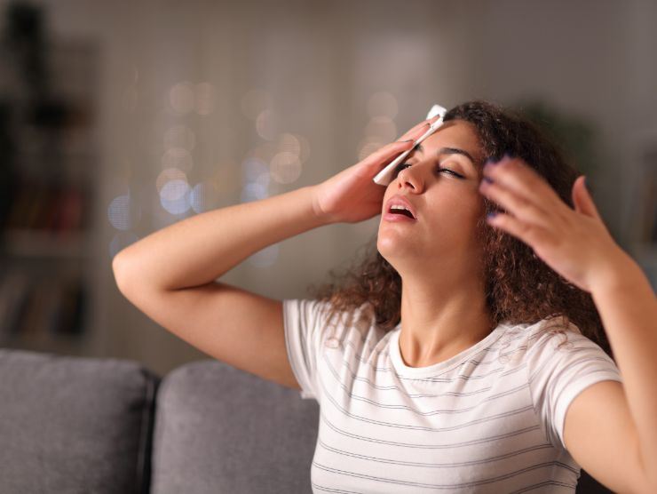 donna che sente caldo