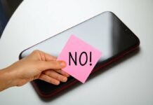 Da oggi metti sempre il telefono capovolto quando sei a tavola: ciò che accade non lo immagini smartphone e post it con scritto no