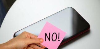 smartphone e post it con scritto no