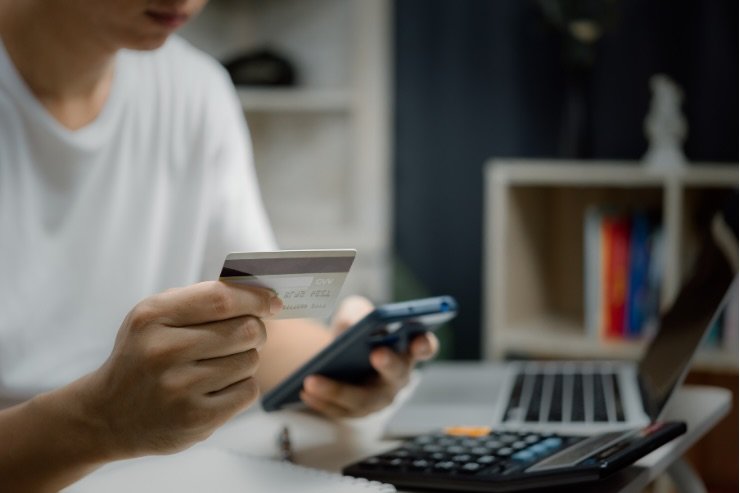 uomo con carta che controlla conto 