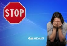 Mediaset, clamoroso stop da martedì 22 luglio: non va più in onda donna che piange, logo Mediaset e stop