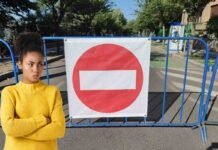 Strade chiuse e divieti di sosta per 36 giorni: centro storico bloccato tra luglio e agosto stop strada e ragazza arrabbiata