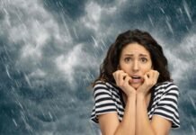 donna spaventata pioggia