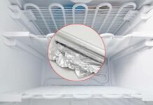 Con il trucco della carta stagnola puoi sbrinare il freezer in soli 5 minuti: peccato non averlo saputo prima freezer con ghiaccio e rotolo di carta argentata