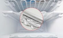 freezer con ghiaccio e rotolo di carta argentata