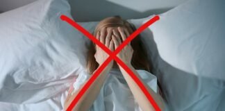 donna nel letto che non dorme con un x rossa sopra