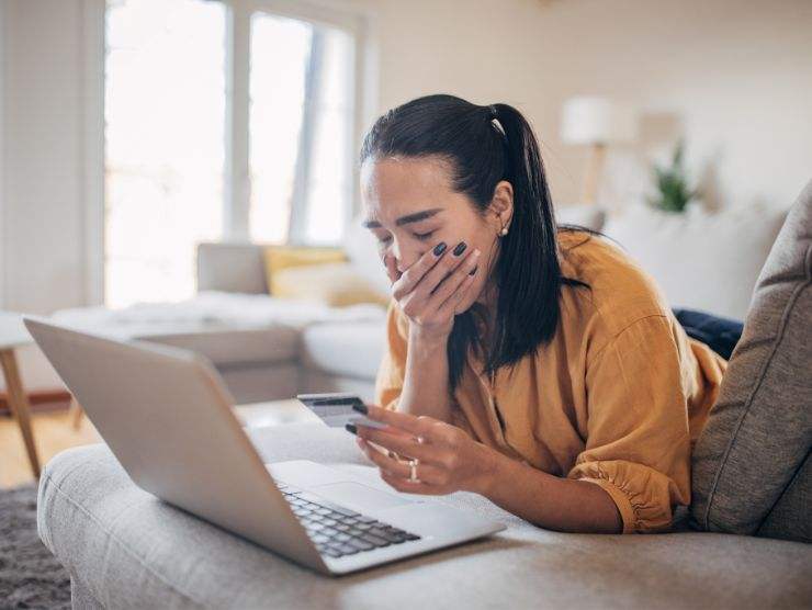 donna che scopre di essere stata truffata 