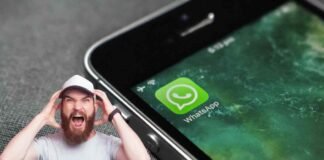 smartphone con whatsapp e uomo arrabbiato