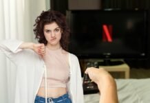 Cancellata definitivamente! Bufera Netflix: utenti su tutte le furie tv logo netflix, donna con pollice in giù