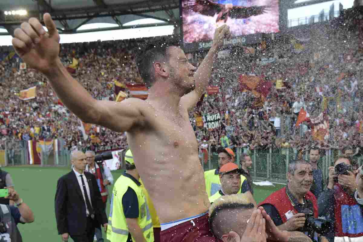 Alessandro Florenzi portato in trionfo sotto la Curva Sud