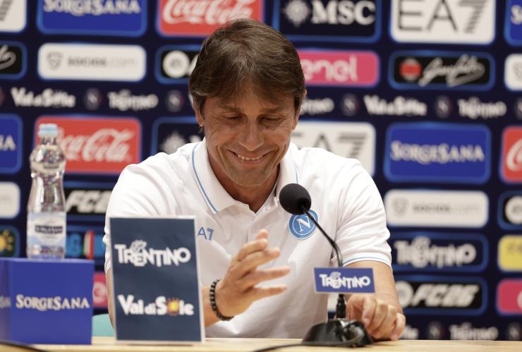Antonio Conte sorridente in conferenza stampa