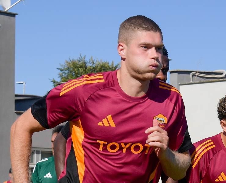 Artem Dovbyk durante il riscaldamento al 'Tre Fontane'