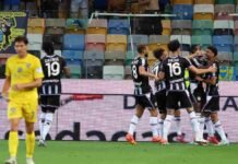 Arthur Atta festeggiato dopo un gol