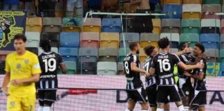 Arthur Atta festeggiato dopo un gol