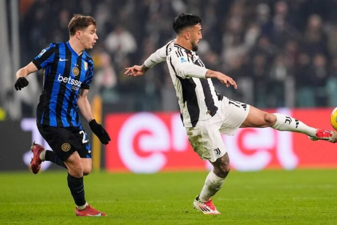 Barella e Nico Gonzalez si contendono un pallone