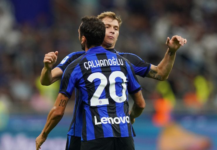 Calhanoglu e Barella si abbracciano