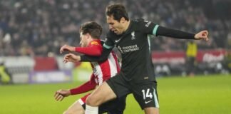 Federico Chiesa in azione col Liverpool