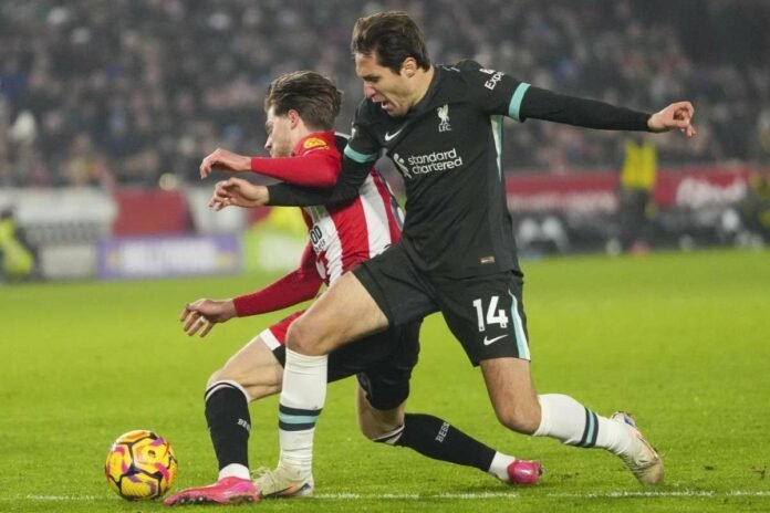 Federico Chiesa in azione col Liverpool
