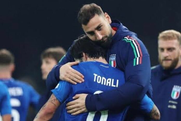 Donnarumma e Tonali si abbracciano in Naziomale