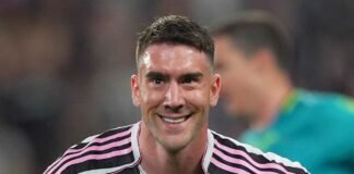 Dusan Vlahovic sorridente in campo