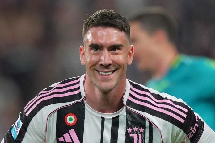 Dusan Vlahovic sorridente in campo