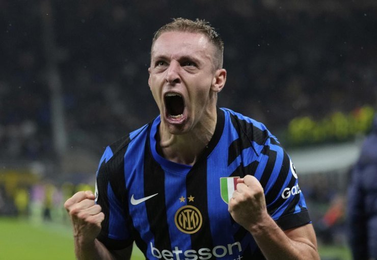 Davide Frattesi esulta dopo il gol al Barcellona