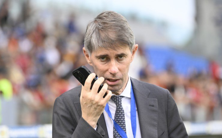 Frederic Massara al telefono