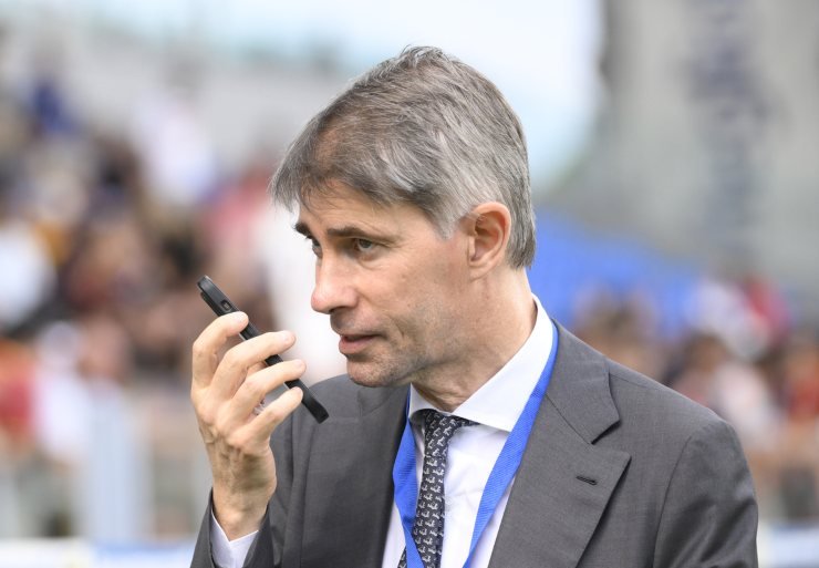 Frederic Massara al telefono prima di un match