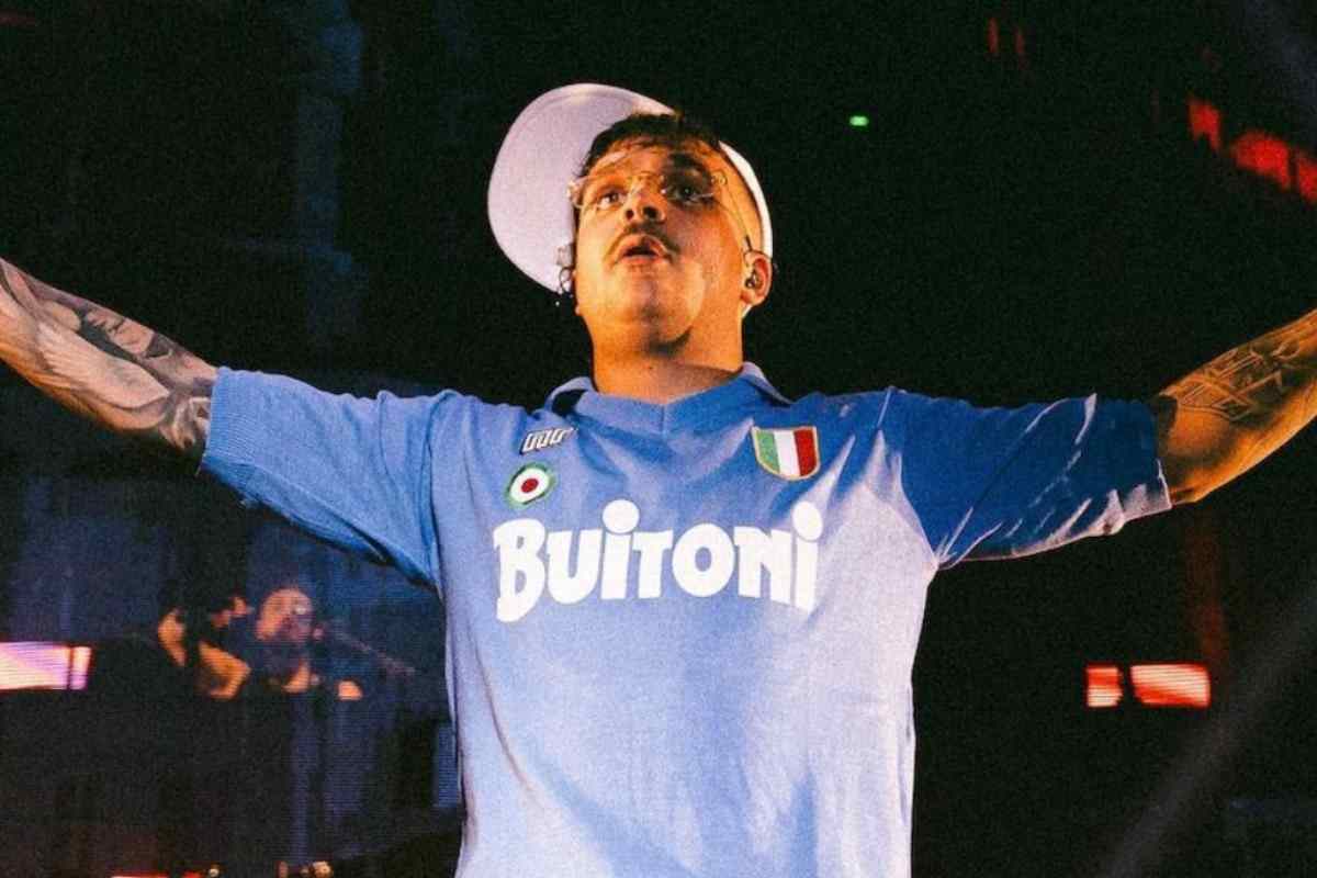 Geolier indossa la maglia del Napoli durante un'esibizione