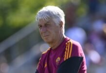 Game over Dovbyk, gesto forte di Gasperini: ora è caos Gian Piero Gasperini osserva l'amichevole col Cannes