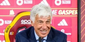 Gian Piero Gasperini sorridente in conferenza stampa