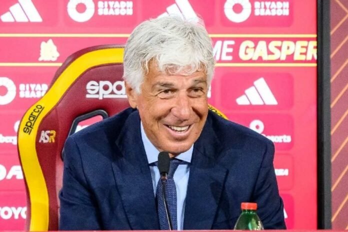 Gian Piero Gasperini sorridente in conferenza stampa