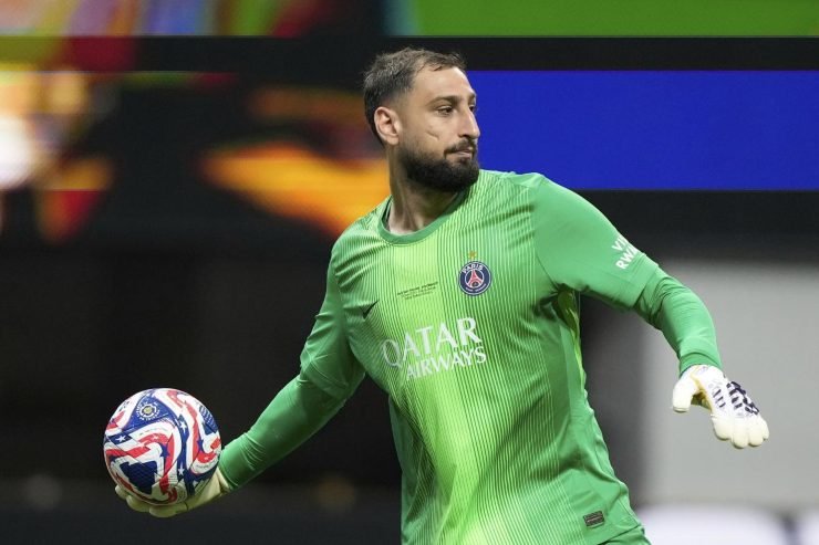 Gigio Donnarumma rinvia il pallone con le mani