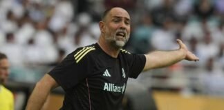 Igor Tudor dà indicazioni ai suoi