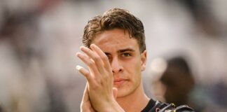 Kenan Yildiz applaude i tifosi