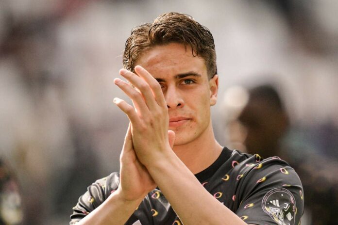 Kenan Yildiz applaude i tifosi