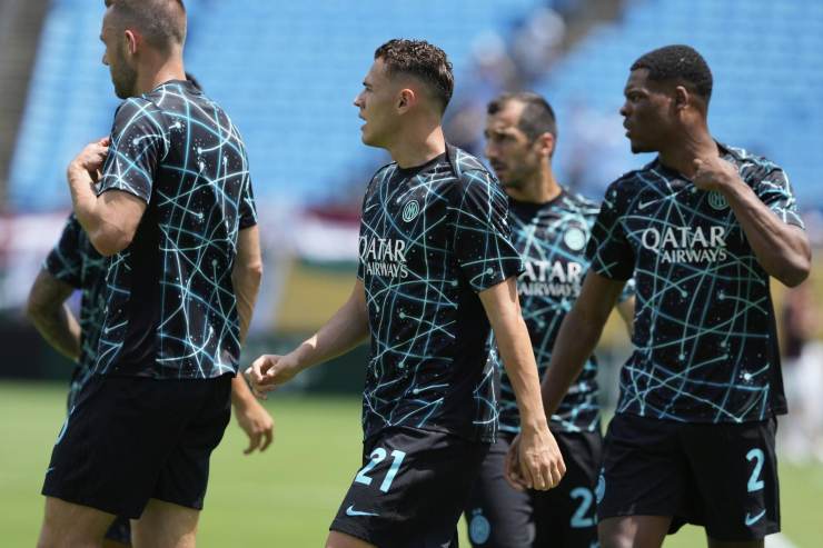 Kristjan Asllani si riscalda coi compagni