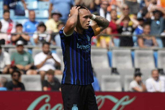 Incredibile Lautaro Martinez, c’è l’annuncio: tutto vero Lautaro Martinez con le mani nei capelli