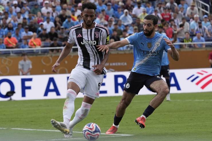 Lloyd Kelly in azione al Mondiale per Club