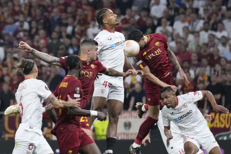 Loic Badé salta di testa