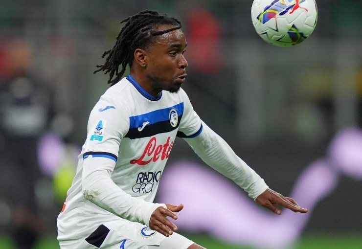 Ademola Lookman rincorre un pallone