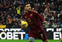 Lorenzo Pellegrini col pallone tra le braccia