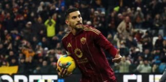 Lorenzo Pellegrini col pallone tra le braccia