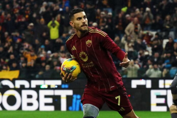 Lorenzo Pellegrini col pallone tra le braccia