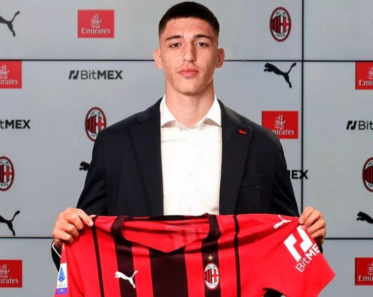 Marko Lazetic nel giorno della firma col Milan
