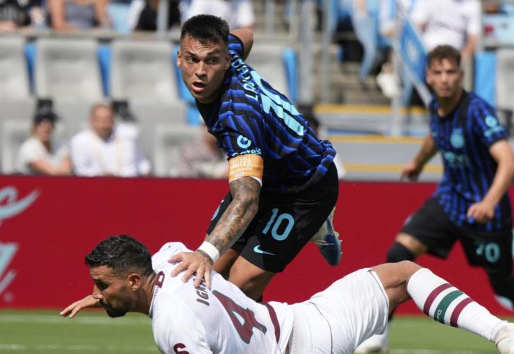 Lautaro Martinez a contrasto con un avversario