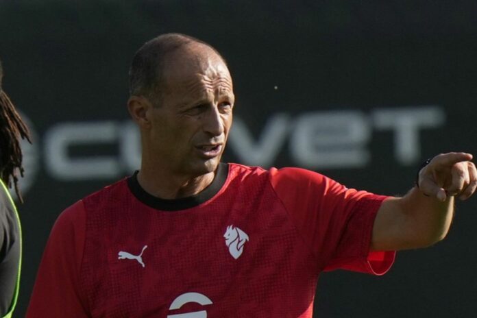 Massimiliano Allegri durante un allenamento a Milanello