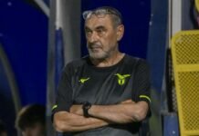 Maurizio Sarri a braccia conserte
