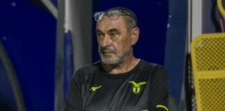 Maurizio Sarri a braccia conserte